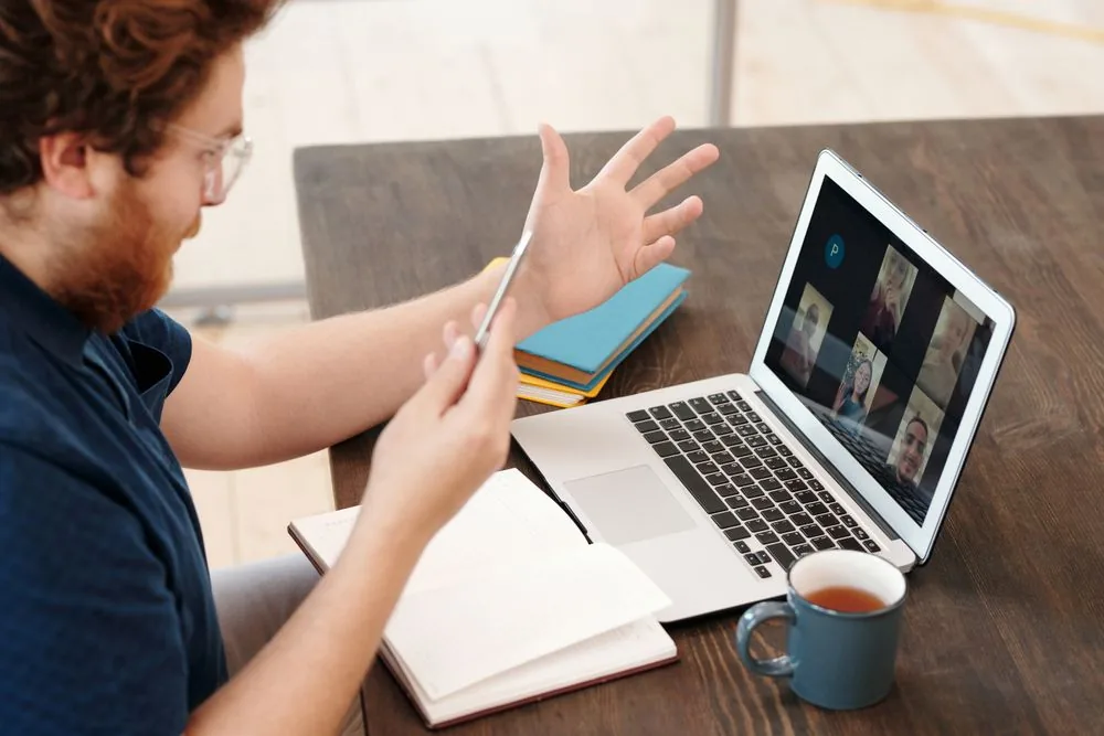 Clase de portugués en vivo por videollamada
