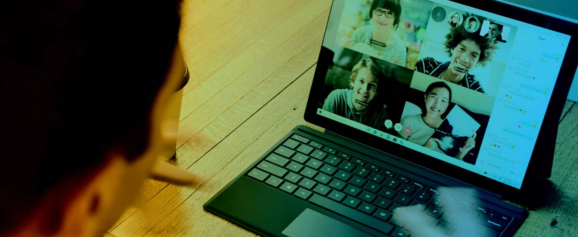 Alumnos en una clase de portugués en grupo pequeño por videollamada